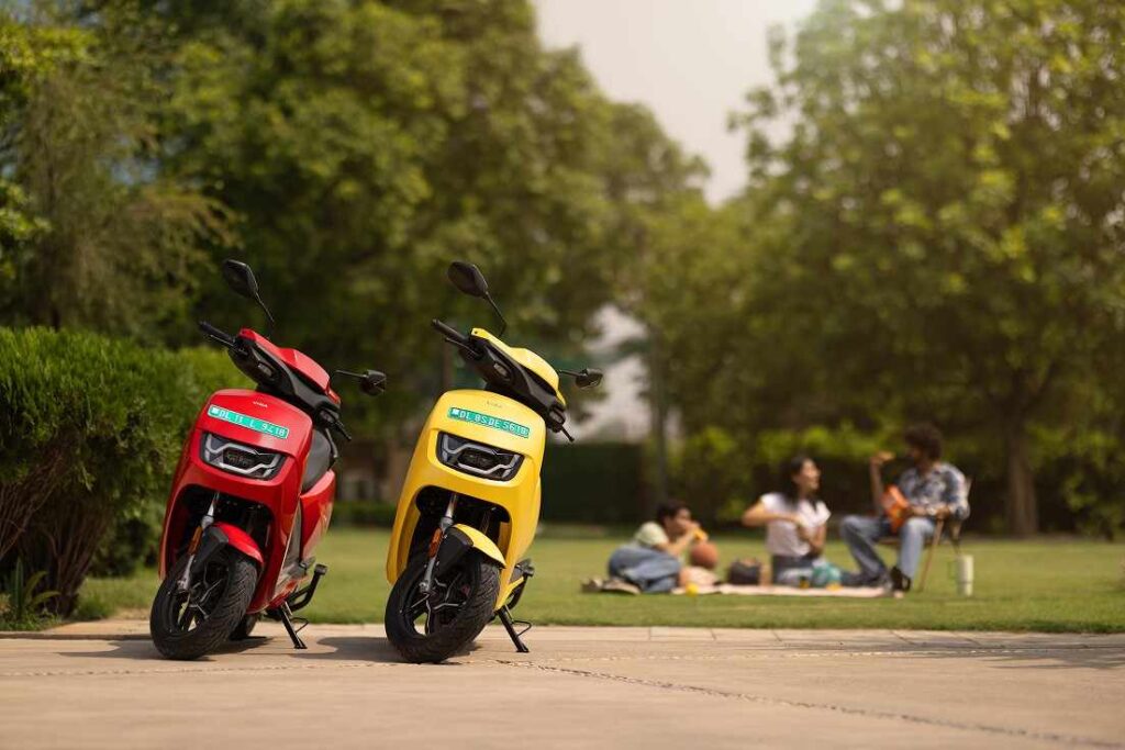 Hero Vida VX2 Plus 2025 – रियल यूथ मोमेंट के साथ रेड और येलो कलर में शानदार इलेक्ट्रिक स्कूटर