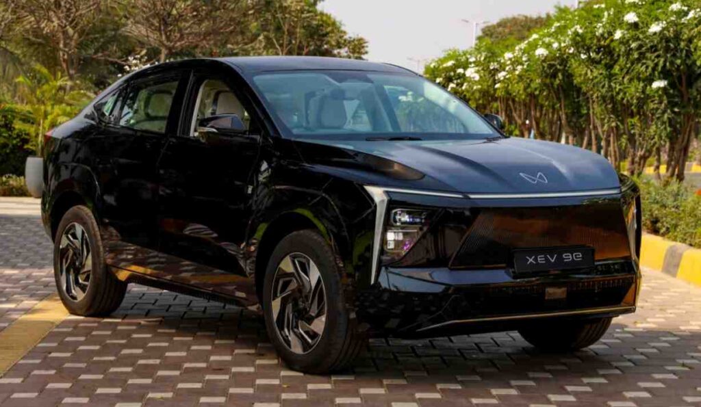 Mahindra XEV 9e इलेक्ट्रिक SUV का ब्लैक कलर वेरिएंट एयरोडायनामिक कूपे रूफलाइन, फुली क्लोज्ड ग्रिल और फ्यूचरिस्टिक LED लाइटिंग सिग्नेचर के साथ