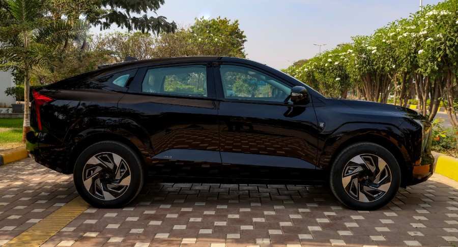 महिंद्रा XEV 9e का साइड व्यू – फ्यूचरिस्टिक इलेक्ट्रिक SUV का स्टाइलिश डिज़ाइन