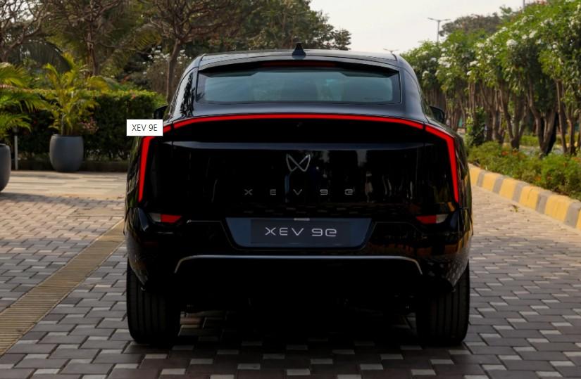 Mahindra XEV 9e का रियर व्यू – फुल-लेंथ LED टेल लाइट्स और प्रीमियम फिनिश के साथ