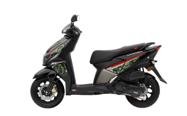 TVS Ntorq 125 Super Soldier Edition का साइड व्यू — कैप्टन अमेरिका थीम, स्पोर्टी ग्राफिक्स और मस्कुलर बॉडी डिजाइन के साथ