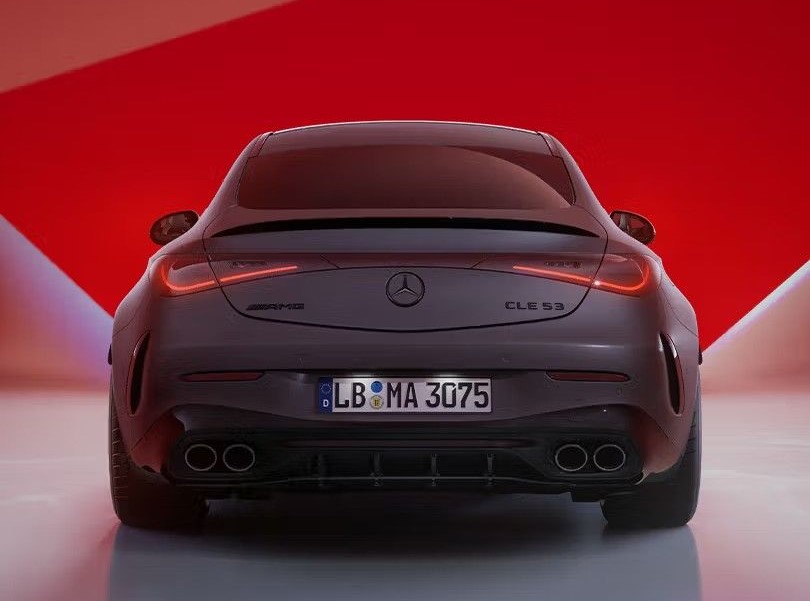 Mercedes AMG CLE 53 का रियर लुक – स्पोर्टी लग्जरी कार की बैक डिजाइन और टेल लाइट्स