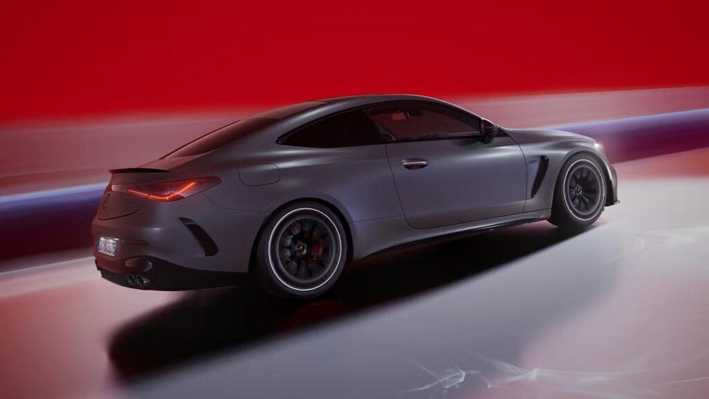 Mercedes AMG CLE 53 का साइड प्रोफाइल – स्पोर्टी कूपे स्टाइल और लग्जरी स्पोर्ट्स कार डिजाइन